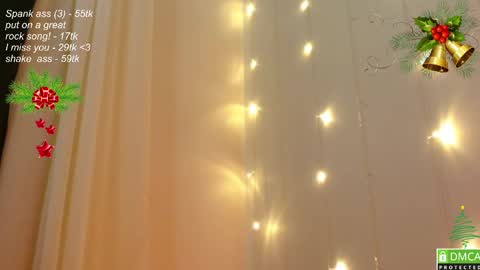 Snapshot of leia_bell chatting on 12.01.24 hey Im Leia and I love rock online show from 12.01.24