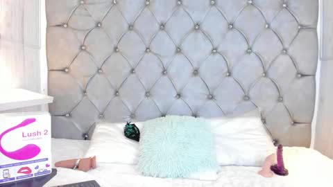 Snapshot of leigh_angels chatting on 12.31.24 LEIGH ANGELS online show from 12.31.24