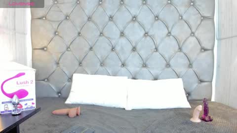 Snapshot of leigh_angels chatting on 02.19.25 LEIGH ANGELS online show from 02.19.25