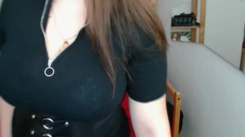 Snapshot of leila_beayte_ chatting on 12.10.24 Leila online show from 12.10.24