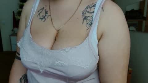 Snapshot of leila_beayte_ chatting on 01.27.25 Leila online show from 01.27.25