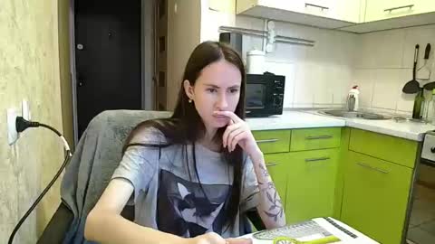 Snapshot of leila_monaco chatting on 09.09.25 Leila online show from 09.09.25