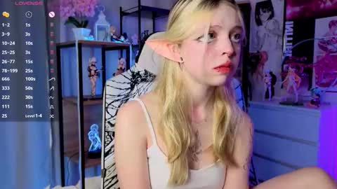 Snapshot of leiladwight chatting on 09.11.25 Leila online show from 09.11.25