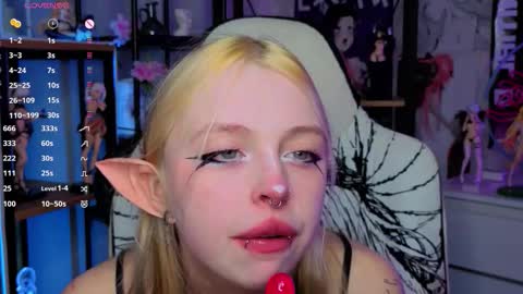 Snapshot of leiladwight chatting on 10.05.25 Leila online show from 10.05.25