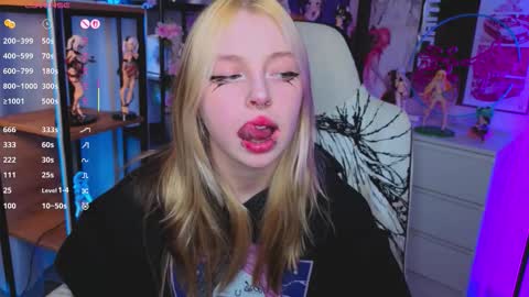 Snapshot of leiladwight chatting on 10.08.25 Leila online show from 10.08.25