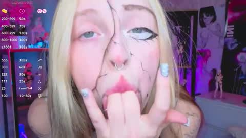 Snapshot of leiladwight chatting on 10.29.25 Leila online show from 10.29.25