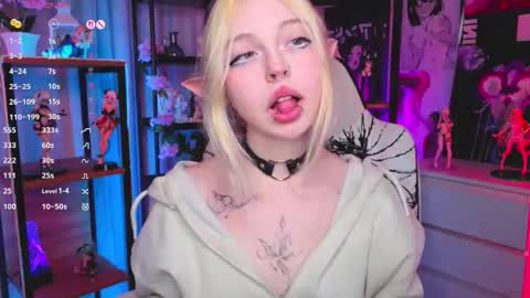 Snapshot of leiladwight chatting on 11.01.25 Leila online show from 11.01.25