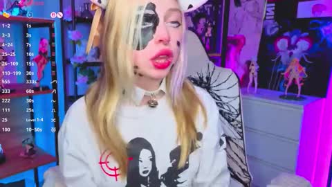 Snapshot of leiladwight chatting on 11.11.25 Leila online show from 11.11.25