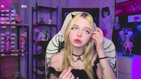 Snapshot of leiladwight chatting on 11.15.25 Leila online show from 11.15.25