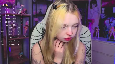 Snapshot of leiladwight chatting on 11.16.25 Leila online show from 11.16.25