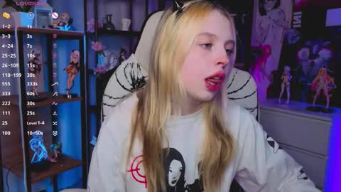 Snapshot of leiladwight chatting on 11.23.25 Leila online show from 11.23.25