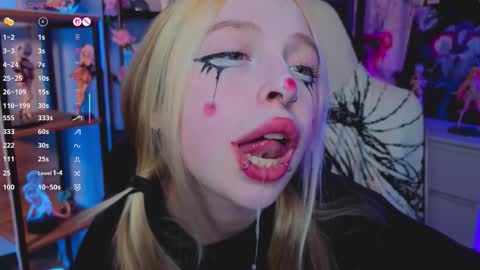 Snapshot of leiladwight chatting on 11.28.25 Leila online show from 11.28.25