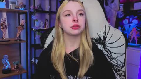 Snapshot of leiladwight chatting on 12.05.25 Leila online show from 12.05.25