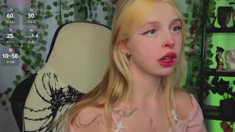 Snapshot of leiladwight chatting on 02.11.26 Leila online show from 02.11.26