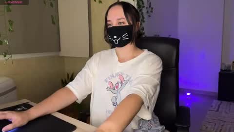 Snapshot of lemi_peachy chatting on 10.11.25 Lemi online show from 10.11.25