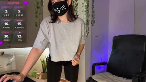 Snapshot of lemi_peachy chatting on 10.17.25 Lemi online show from 10.17.25