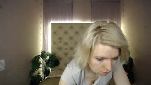 Snapshot of lena_paulles chatting on 12.24.24 Lena online show from 12.24.24