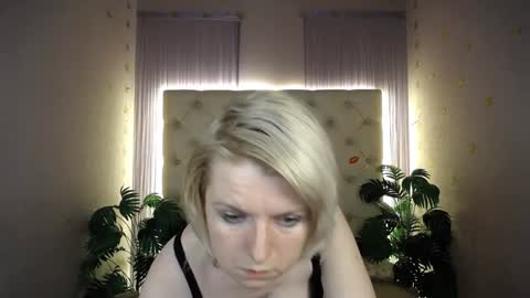 Snapshot of lena_paulles chatting on 12.27.24 Lena online show from 12.27.24