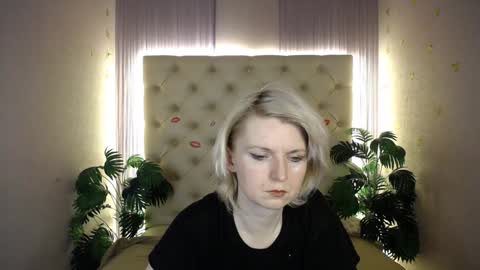 Snapshot of lena_paulles chatting on 12.28.24 Lena online show from 12.28.24