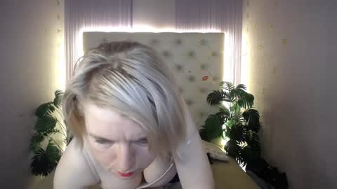 Snapshot of lena_paulles chatting on 01.12.25 Lena online show from 01.12.25