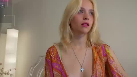 Snapshot of leo_lulu chatting on 10.11.25  Ashly  online show from 10.11.25