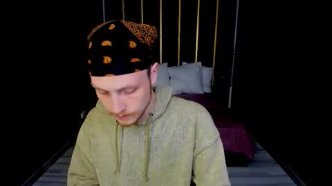 Snapshot of leo_mooree chatting on 10.01.25 Leo online show from 10.01.25