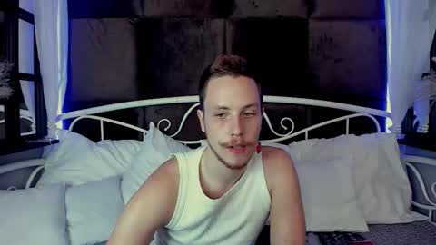 Snapshot of leo_mooree chatting on 10.05.25 Leo online show from 10.05.25