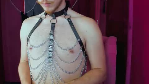 Snapshot of leo_mooree chatting on 10.08.25 Leo online show from 10.08.25