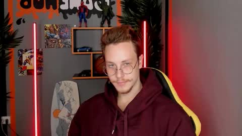 Snapshot of leo_mooree chatting on 11.04.25 Leo online show from 11.04.25