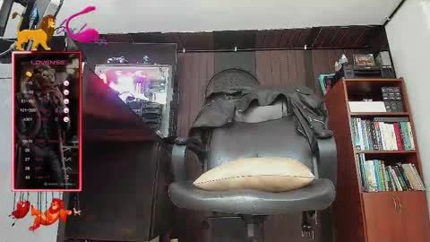 Snapshot of leon_1717 chatting on 10.02.25 Leon online show from 10.02.25