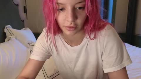 Snapshot of lesi_moonie chatting on 02.15.25 Lesi Join my fanclub before use my fanmenu online show from 02.15.25