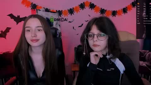 Snapshot of leslie_bird chatting on 10.23.25 leslie_bird online show from 10.23.25