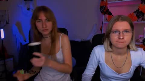 Snapshot of leslie_bird chatting on 10.28.25 leslie_bird online show from 10.28.25