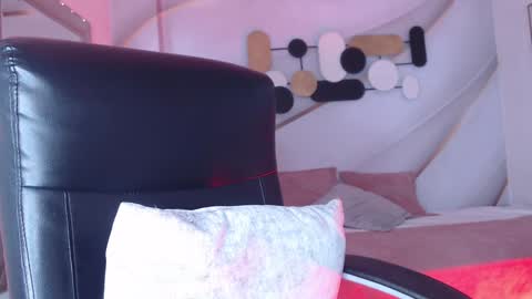 Less  online show from 12.12.24