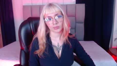 Less  online show from 02.06.25