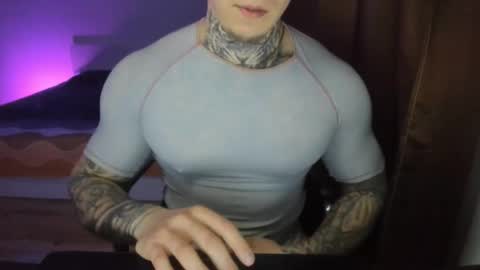 Snapshot of lewis_muscleee chatting on 04.05.26 blablablack online show from 04.05.26