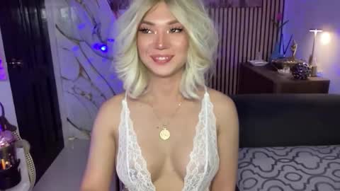 lexiesmith_ online show from 12.05.25