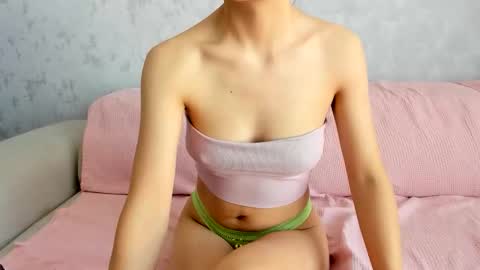 Snapshot of lia1243756 chatting on 09.27.25 LEANNAA online show from 09.27.25