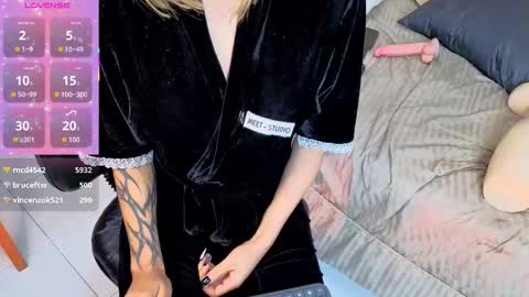 lia summer1 online show from 11.25.25