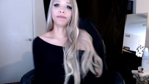 Lia Divina online show from 03.11.25