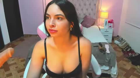 Snapshot of liahjhons chatting on 03.11.25 Liah online show from 03.11.25