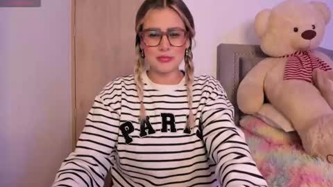 Snapshot of liahkimi chatting on 10.05.25 Lia  online show from 10.05.25