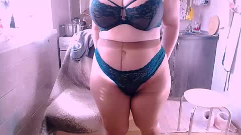 Snapshot of liahsofty chatting on 10.26.25 miss Lia  colection for travel online show from 10.26.25