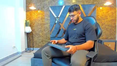 Snapshot of liam_kleiin chatting on 09.17.25 LIAM KLEIN online show from 09.17.25