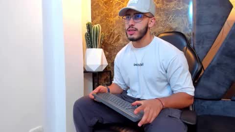 Snapshot of liam_kleiin chatting on 09.21.25 LIAM KLEIN online show from 09.21.25