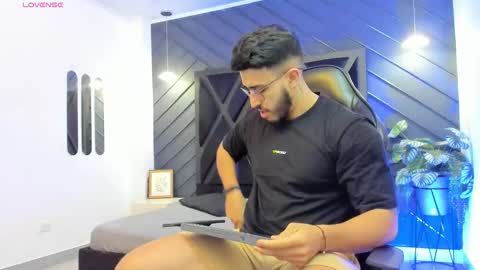 Snapshot of liam_kleiin chatting on 09.30.25 LIAM KLEIN online show from 09.30.25