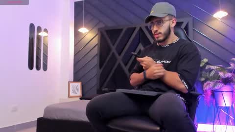 Snapshot of liam_kleiin chatting on 10.04.25 LIAM KLEIN online show from 10.04.25