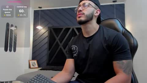 Snapshot of liam_kleiin chatting on 10.29.25 LIAM KLEIN online show from 10.29.25