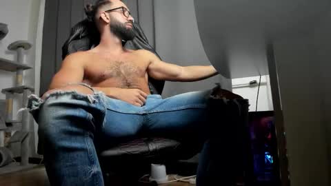 Snapshot of liamaesthetic chatting on 11.08.25 Liam online show from 11.08.25