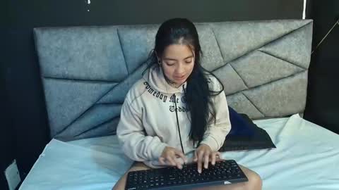 L I A M O N R O E online show from 11.26.25